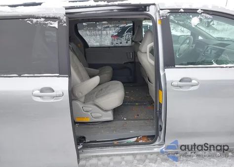 2012 Toyota Sienna Xle V6 8 Passenger z USA, uszkodzony, nr VIN 5TDYK3DC4CS245890